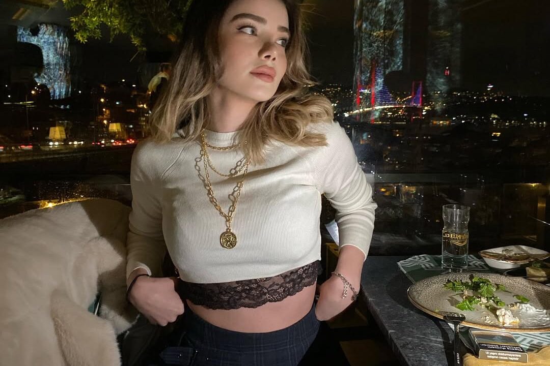 Ataşehir fantezi escort Mine, seksi iç çamaşırıyla otel odasında davetkar poz veren genç ve ateşli kadın